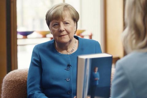 Anlässlich ihres neuen Buches hat sich die vergangene Kanzlerin ein Interview mit Hazel Brugger gewünscht. Hier spricht sie über Kommentare zu ihrem Äußeren und Putins Machtspielchen.