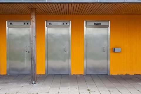 Auch die schlimmste Notdurft hat sich beim Anblick einer solchen Raststätten-Toilette erledigt (Symbolbild)