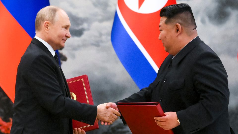 Löwen, Autos, Geld und Soldaten: Putin und Kim beschenken sich reichlich Zuletzt im Juni, jetzt wieder: Putin überreicht Kim Jong-un zahlreiche Geschenke. Als Gegenleistung dafür bekommt dieser Tausende nordkoreanische Soldaten und neue Waffen.