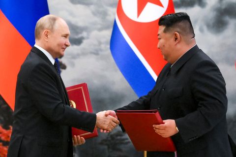 Zuletzt im Juni, jetzt wieder: Putin überreicht Kim Jong-un zahlreiche Geschenke. Als Gegenleistung dafür bekommt dieser Tausende nordkoreanische Soldaten und neue Waffen.
