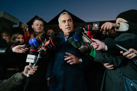 Călin Georgescu umgeben von Reportern
