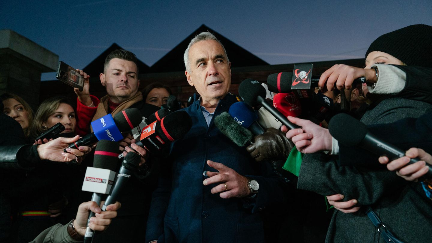 Călin Georgescu umgeben von Reportern