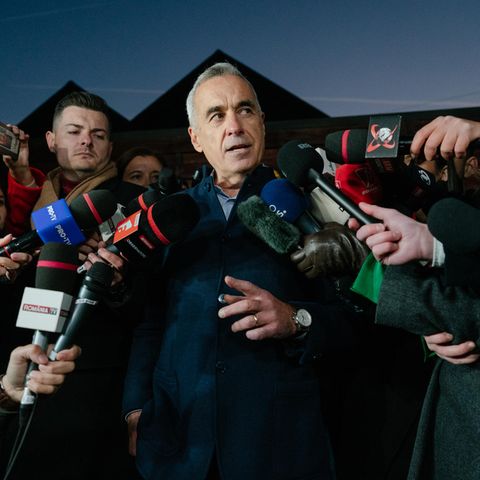 Călin Georgescu umgeben von Reportern