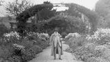Claude Monet in seinem Garten in Giverny, Frankreich