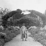 Claude Monet in seinem Garten in Giverny, Frankreich