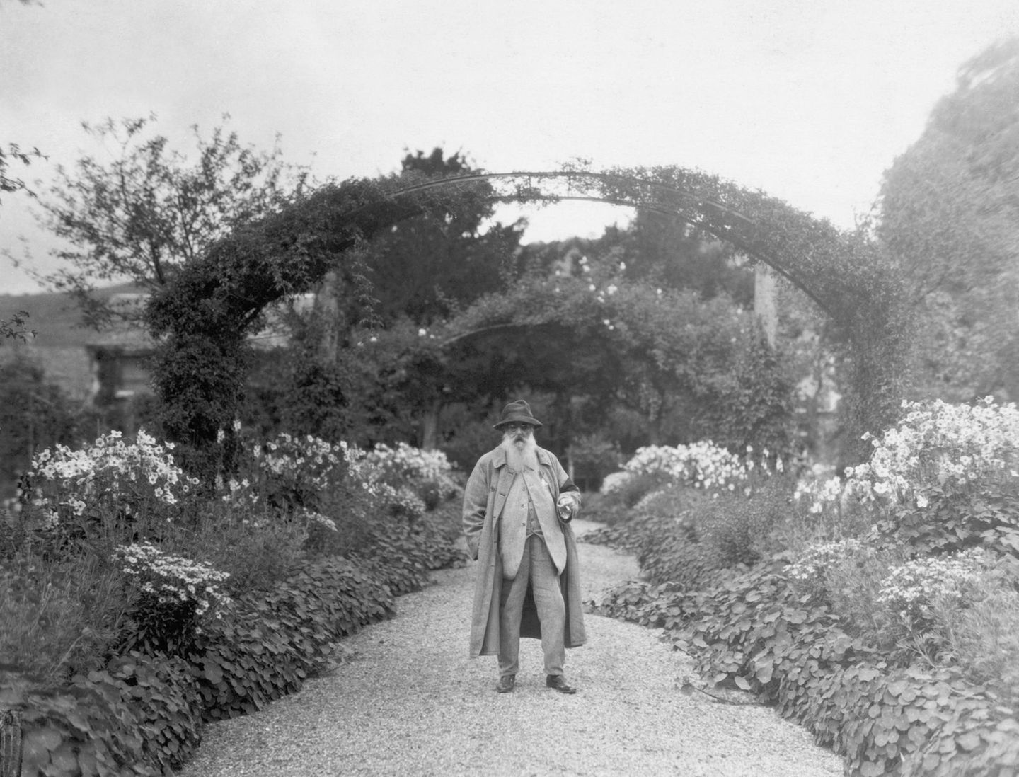 Claude Monet in seinem Garten in Giverny, Frankreich