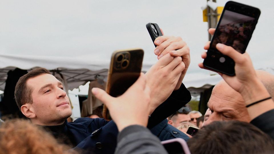 Selfies für alle: Jordan Bardella vom Rassemblement National besucht eine Landwirtschaftsmesse in Frankreich  