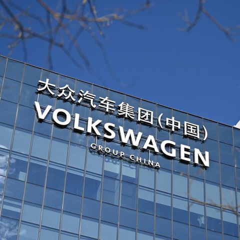 Auf der Fassade eines Gebäudes ist das Logo des Volkswagen-Konzerns in China zu sehen