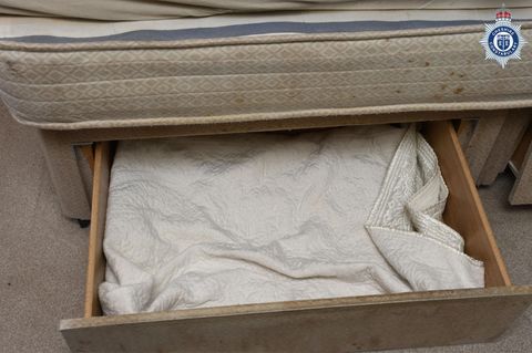 Ein mit einer weißen Decke ausgelegter Bettkasten war drei Jahre das Gefängnis für ein kleines Mädchen in Großbritannien