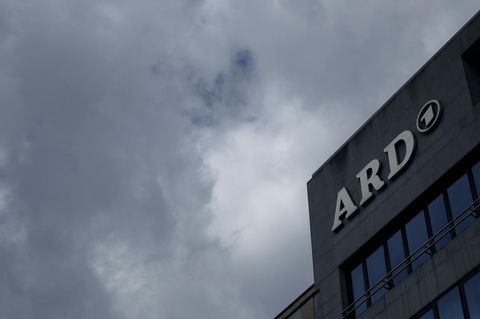 ARD Logo Brüssel mit bewölktem, dunklem Himmel