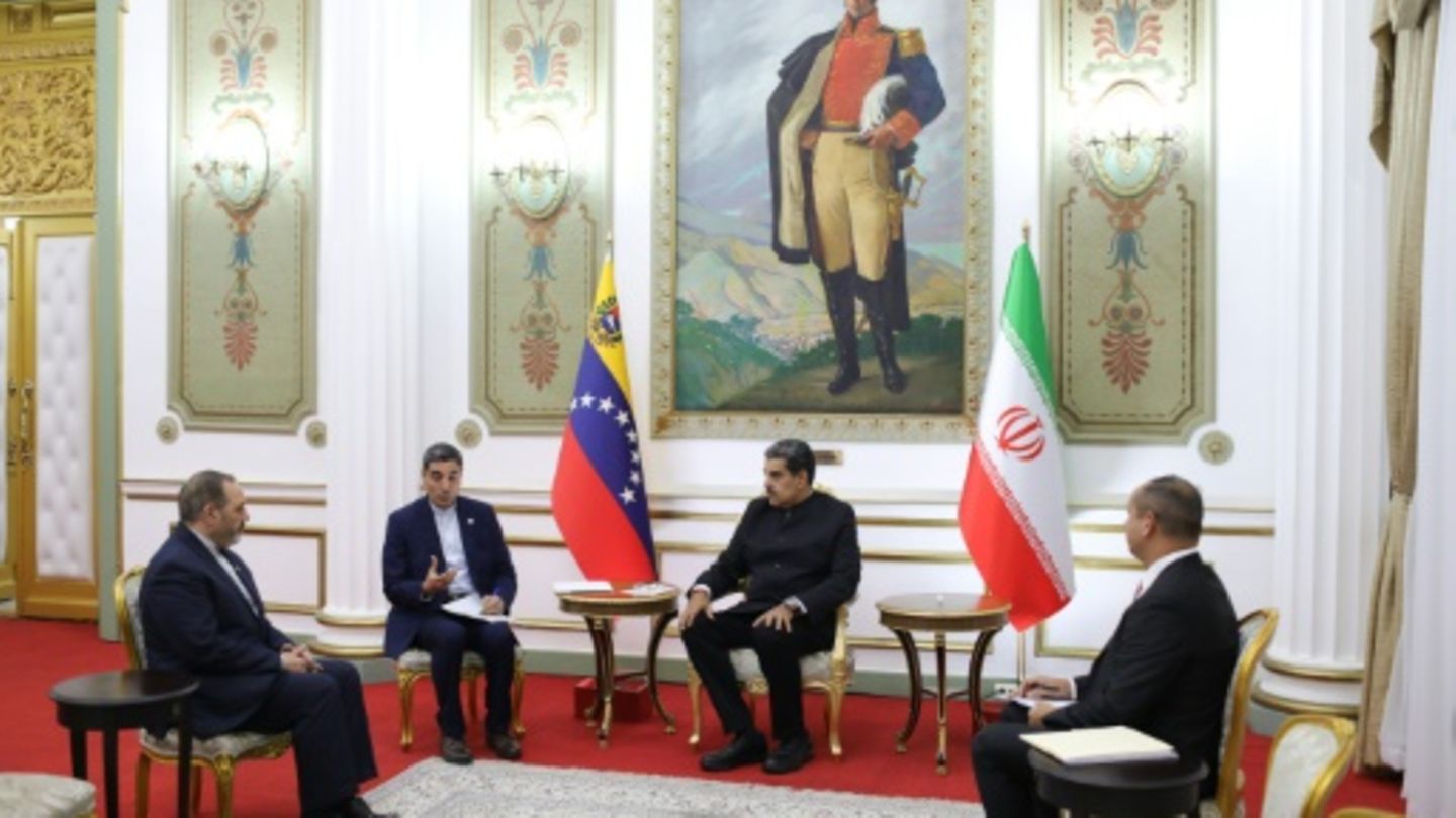 Venezuelas Präsident Maduro (zweiter von rechts) bei einer Unterredung in seinem Amtssitz in Caracas