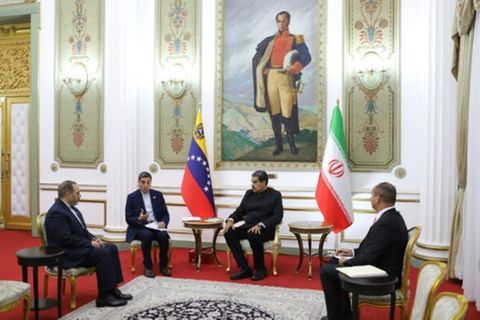 Venezuelas Präsident Maduro (zweiter von rechts) bei einer Unterredung in seinem Amtssitz in Caracas
