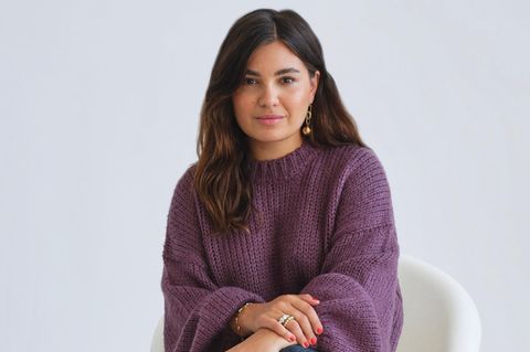 Madeleine Alizadeh posiert vor weißer Wand
