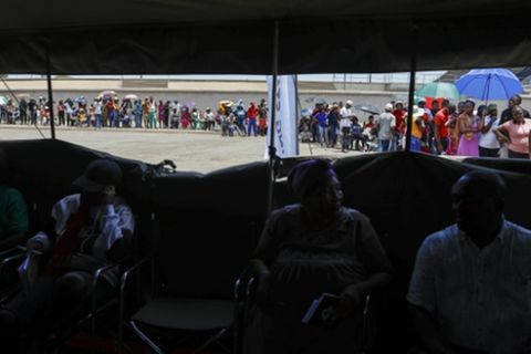 Wähler stehen Schlange vor einem Wahllokal in Windhoek