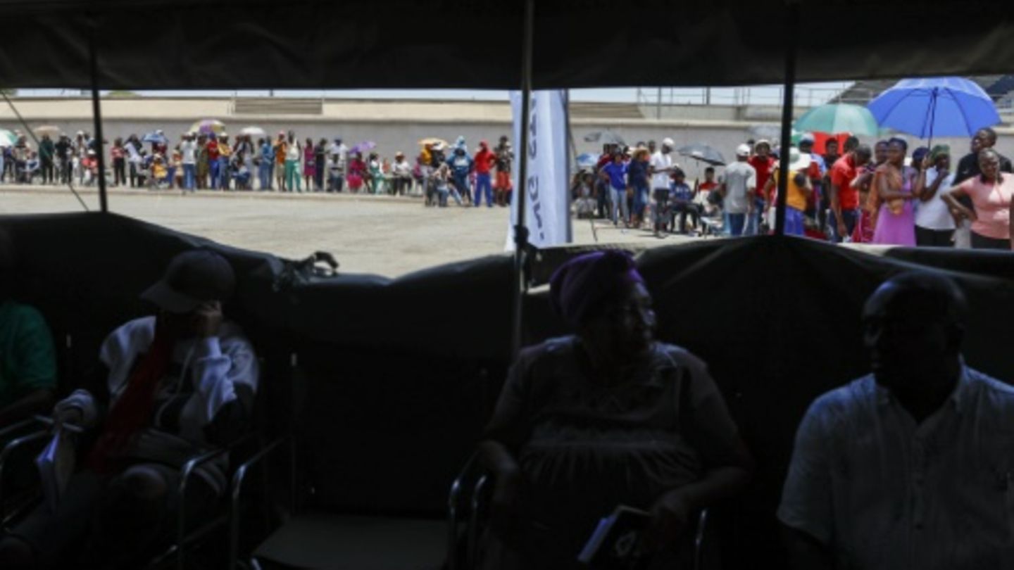 Wähler stehen Schlange vor einem Wahllokal in Windhoek
