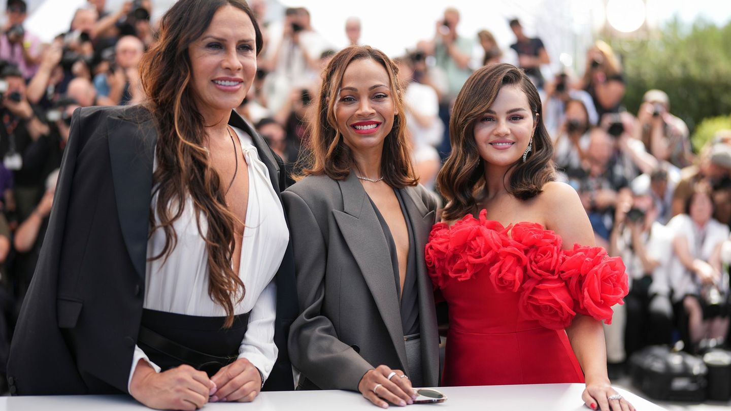 Karla Sofía Gascon, Zoe Saldana und Selena Gomez in Cannes. Foto: Scott A Garfitt/Invision/AP/dpa