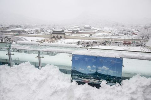 Schneeberge in Südkoreas Hauptstadt Seoul
