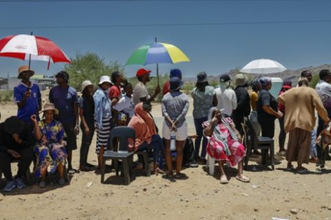 Lange Schlangen vor Wahllokal in Namibia