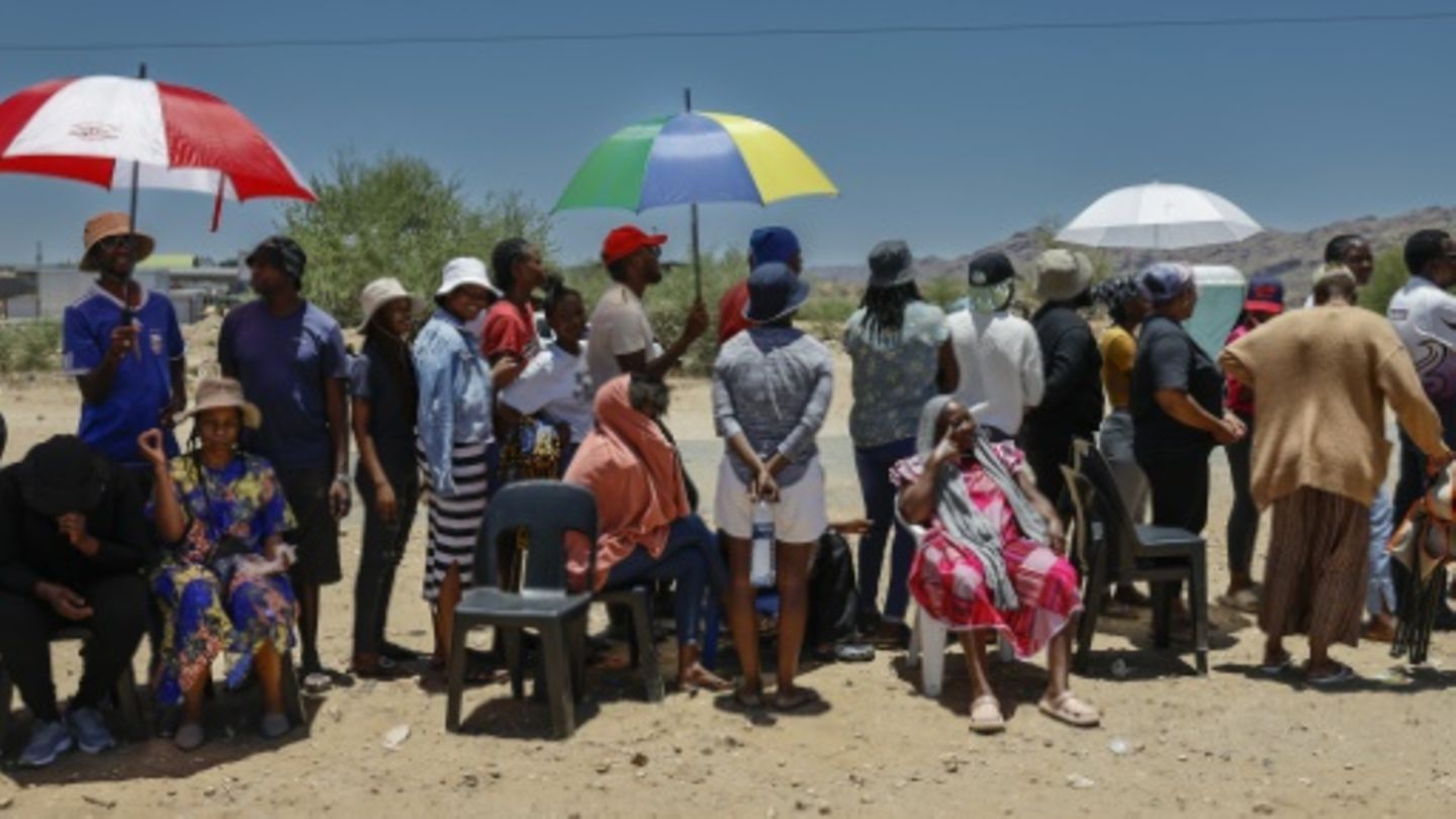 Lange Schlangen vor Wahllokal in Namibia