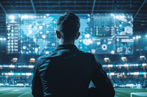 KI: Ein Mann steht in einem Stadion mit virtuellem Screen in der Mitte