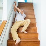 Treppe und Teppich sind potenzielle Killer  Die eigenen vier Wände sind gefährlicher als der Straßenverkehr. Laut einer Statistik des Gesamtverbandes der Deutschen Versicherungswirtschaft (GDV) kamen im Jahr 2021 etwa 13.500 Menschen bei Haushaltsunfällen ums Leben. Zum Vergleich: Auf deutschen Straßen gab es im selben Jahr 2700 Todesopfer.  Für Senioren stellen Treppen eine der größten Gefahrenquellen dar. Wer vorausschauend handelt, kann sie altersgerecht und sicherer gestalten:Zweiter Handlauf: Ein zusätzlicher Handlauf bietet mehr Halt und Stabilität. Gleichzeitig sollte geprüft werden, ob die Treppe später für einen Treppenlift geeignet ist.Lichtleisten: In den Treppenabsätzen installiert, sehen sie nicht nur modern aus, sondern markieren die Stufen deutlich. Gekoppelt mit Bewegungssensoren erhöhen sie auch nachts die Sicherheit – ideal, wenn man im Dunkeln Richtung Küche oder Bad unterwegs ist.Anti-Rutsch-Beläge: Diese minimieren das Risiko, auf glatten Stufen auszurutschen und schwer zu stürzen.  Mit diesen Maßnahmen lässt sich das Sturzrisiko auf Treppen erheblich reduzieren.