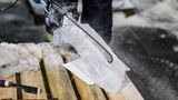 Eiswelt Oberhausen: Mit der Kettensäge wird der Eisblock geformt