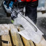 Eiswelt Oberhausen: Mit der Kettensäge wird der Eisblock geformt
