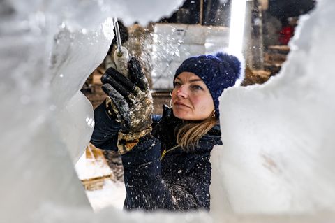 Eiswelt Oberhausen: Santina aus Lettland arbeitet an ihrer Skulptur