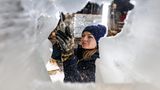 Eiswelt Oberhausen: Santina aus Lettland arbeitet an ihrer Skulptur