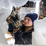 Eiswelt Oberhausen: Santina aus Lettland arbeitet an ihrer Skulptur
