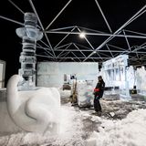 Eiswelt Oberhausen: Künstler arbeitet an Eisfiguren