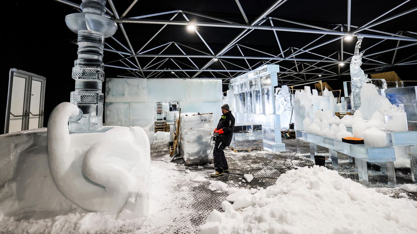 Eiswelt Oberhausen: Künstler arbeitet an Eisfiguren