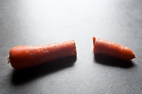 Eine gebrochene Karotte symbolisiert einen Penis