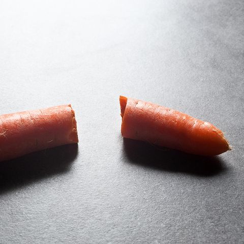 Eine gebrochene Karotte symbolisiert einen Penis