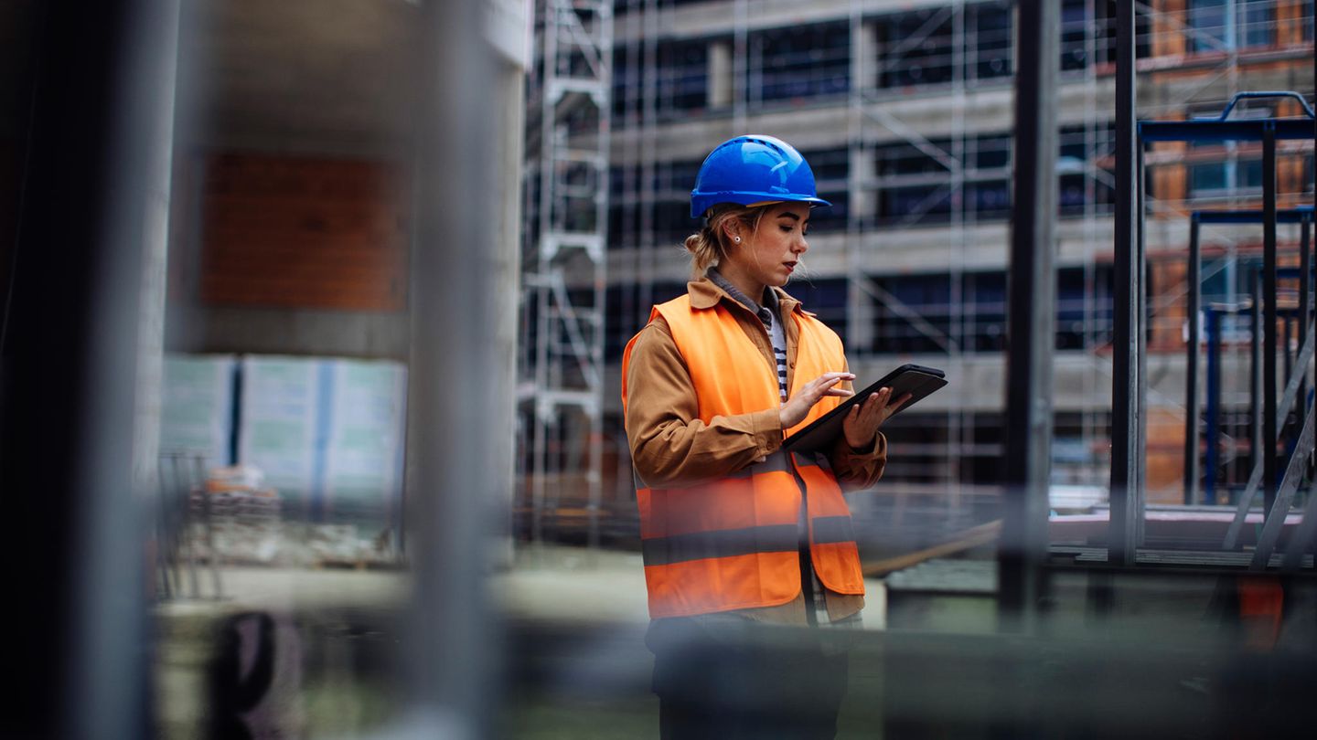 Frau auf Baustelle im Job