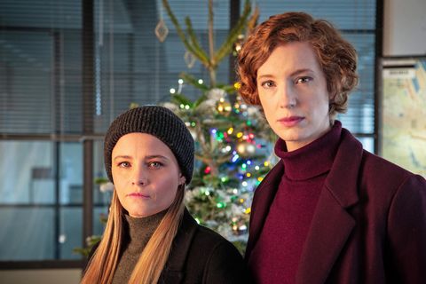 Die Bremer "Tatort"-Ermittlerinnen Liv Moormann (Jasna Fritzi Bauer) und Linda Selb (Luise Wolfram) (v.l.) haben Feiertagsdienst 