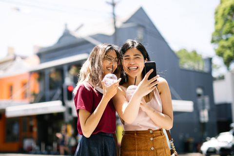 Instagram: Zwei Mädchen posieren für ein Selfie