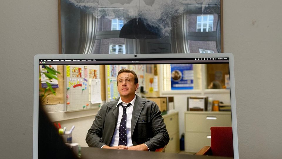 Ein Apple iMac steht vor einem spiegelnden Bild Ein Apple iMac steht vor einem spiegelnden Bild