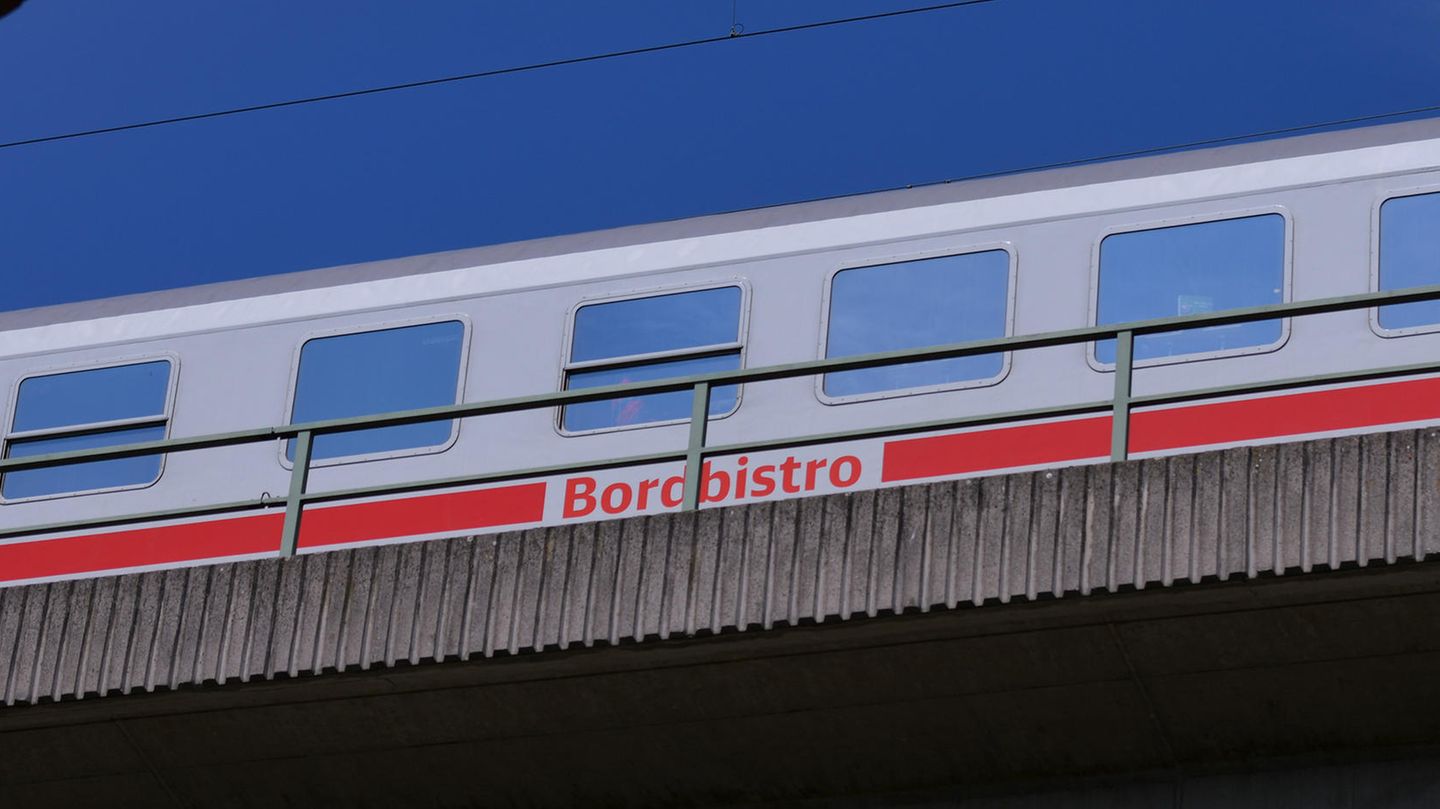 Intercity-Speisewagen Bordbistro-Wagen in einem Intercity der Deutschen Bahn