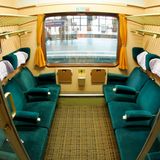 Auch in den Zügen änderte sich im Laufe der Zeit einiges: Waren klassische Sechserabteile vor wenigen Jahren noch Alltag, sind sie inzwischen immer mehr die Ausnahme. Sie bieten weniger Kapazität als die inzwischen übliche Reihenbestuhlung und sind aufwendiger zu reinigen. Zudem sollen sie bei vielen Fahrgästen unbeliebt gewesen sein – die Bahn kündigte jedoch auch schon ein Umdenken an