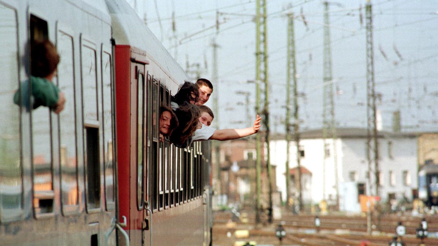 Menschen am Zugfenster