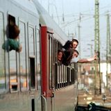 Menschen am Zugfenster