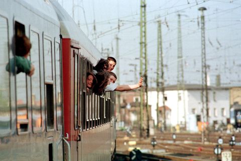 Menschen am Zugfenster