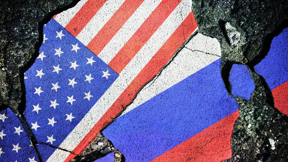 BND-Chef warnt: "Russland bereitet sich auf einen Krieg mit dem Westen vor" Russland nimmt Teile der Ukraine weiter ein. Zugleich warnt Bruno Karl, dass Russland Ende des Jahrzehntes personell und materiell im Stande sein könnte die NATO anzugreifen.