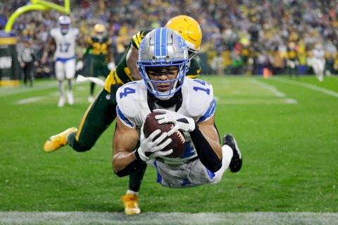 Kommt ein Löwe geflogen: Der deutsche NFL-Star Amon-Ra St. Brown fängt einen Touchdown. Auf den Passempfänger setzen die Fans der Detroit Lions auch beim Heimspiel an Thanksgiving