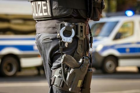 Polizeibeamter mit Handschellen