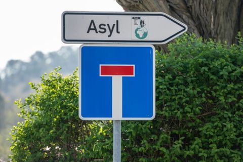 Asyl-Schild in Sachsen-Anhalt