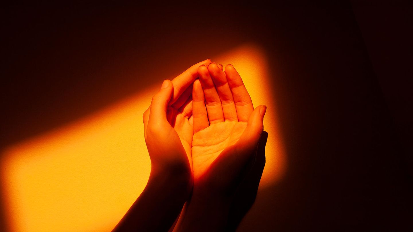 Hände, die einen Lichtstrahl halten (Bebilderung "Tod als Lehrmeister")