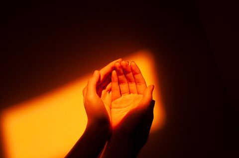 Hände, die einen Lichtstrahl halten (Bebilderung "Tod als Lehrmeister")