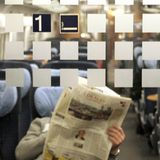 Mann im ICE-Raucherabteil